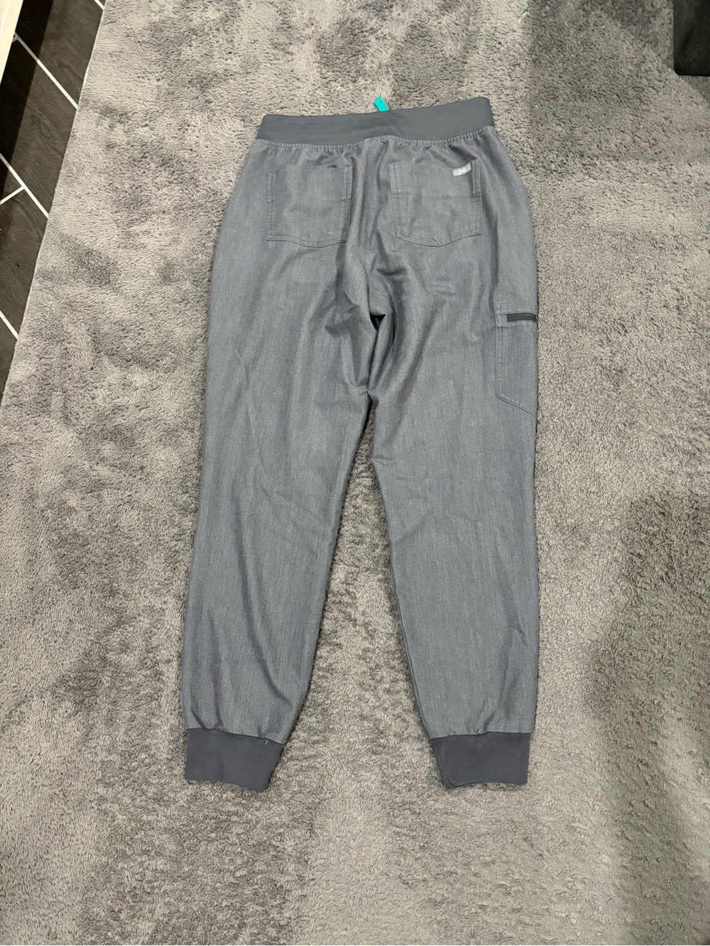 Medium FIGS Graphite Scrub Set - Picture 9 of 10